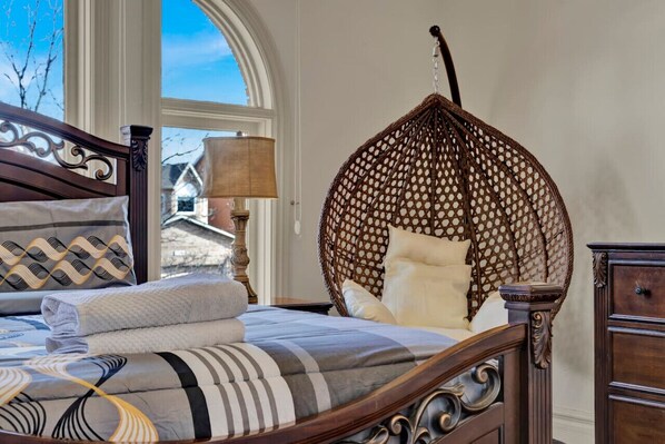 5 Schlafzimmer, Schreibtisch, Bügeleisen/Bügelbrett, Reisekinderbett