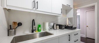 Serenity by the Falls: Modern 2 Bedroom Hideaway