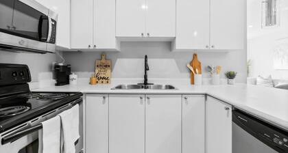 Contemporary 3BR Townhouse in Ajax: Cozy & Central