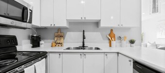 Contemporary 3BR Townhouse in Ajax: Cozy & Central