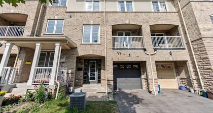 Contemporary 3BR Townhouse in Ajax: Cozy & Central
