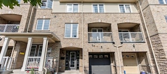 Contemporary 3BR Townhouse in Ajax: Cozy & Central