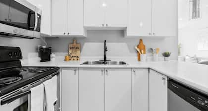 Contemporary 3BR Townhouse in Ajax: Cozy & Central