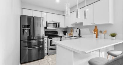 Contemporary 3BR Townhouse in Ajax: Cozy & Central