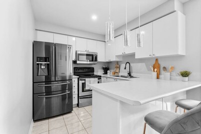 Contemporary 3BR Townhouse in Ajax: Cozy & Central