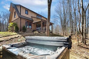 Outdoor spa tub - Premier Cabin in Luxury Gated Community (Banner Elk)
