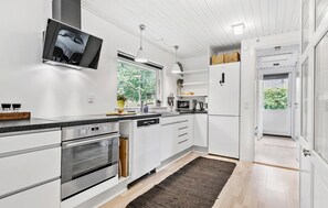 Kjøleskap, ovn, kokeplater og oppvaskmaskin