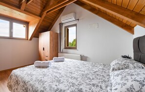 2 bedrooms, travel cot, free WiFi, bed sheets