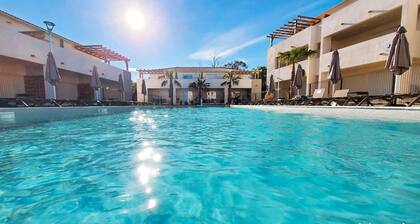 BRAVONE 74-sea view-waterfront-heated pool-wifi