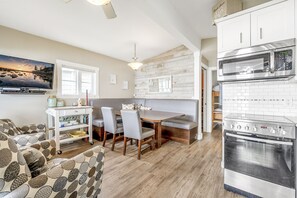 Comfort Cabin, 3 Bedrooms, Beach View, Beachside | Living area