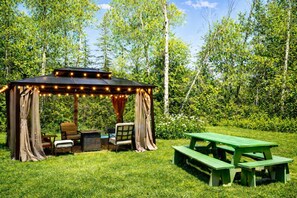 Outdoor dining - HundredAkre Wood Cabin~2 King beds~River View~Sauna (Republic)