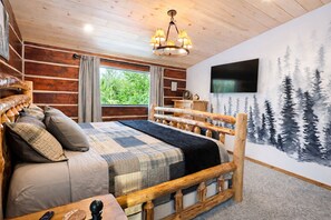 3 bedrooms, desk, iron/ironing board, travel cot - HundredAkre Wood Cabin~2 King beds~River View~Sauna (Republic)