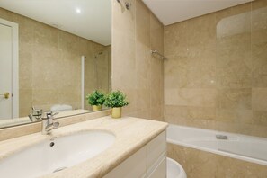 Haartrockner, Bidet, Handtücher