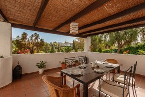 Outdoor dining - Cozy apartment, with mountain views and terrace, on the Golden Mile, Marbella (Marbella)