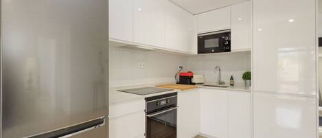 Jääkaappi, mikroaaltouuni, uuni, liesi