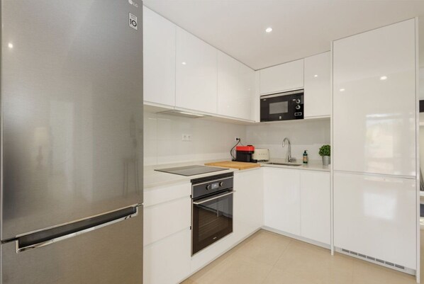 Kühlschrank, Mikrowelle, Ofen, Herdplatte