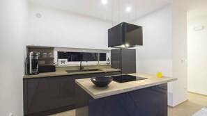 Refrigerador, microondas, horno, placa de cocina