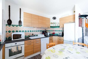 ثلاجة، ميكروويف، فرن، غسالة أطباق