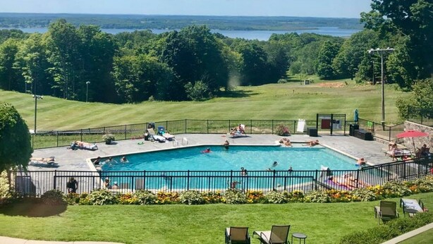 Una piscina techada, una piscina al aire libre