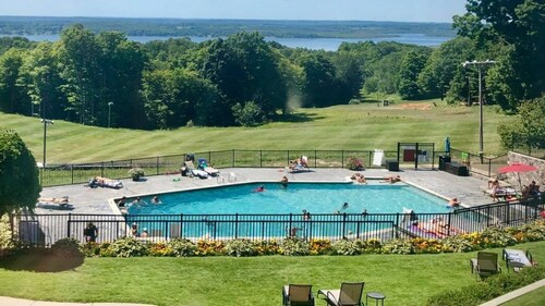 Private in woods 3bedroom cabin, 1 minute drive to ski slopes. Bon fire pit