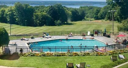 Private in woods 3bedroom cabin, 1 minute drive to ski slopes. Bon fire pit