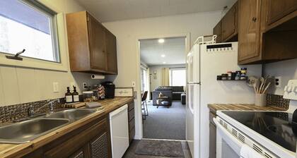 Private in woods 3bedroom cabin, 1 minute drive to ski slopes. Bon fire pit
