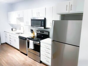 Frigorifero, microonde, forno, piano cottura