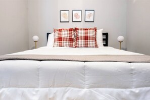 Een bureau, een strijkplank/strijkijzer, gratis wifi, beddengoed