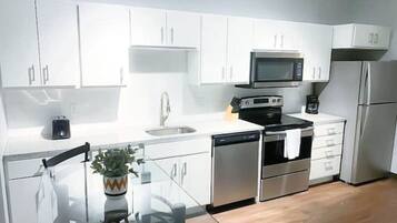 Refrigerador, microondas, horno y parrilla de estufa