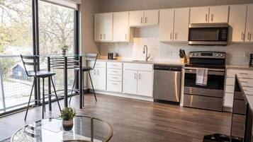 Coffee/tea maker, fridge, microwave, oven