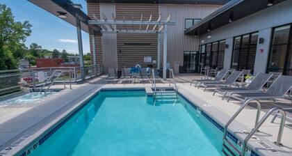 Sleepover | Airy 1BD/1BA - Downtown Des Moines