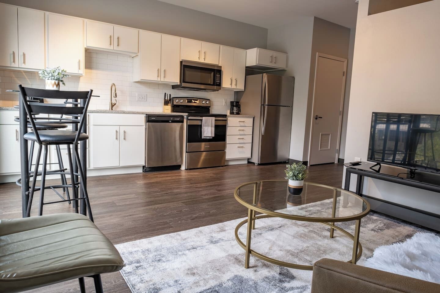 雪櫃、微波爐、焗爐、爐具