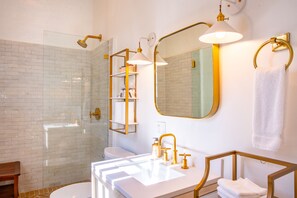 Een douche, een haardroger, handdoeken