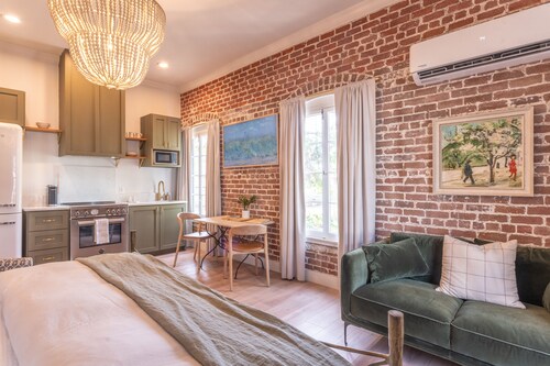 Natchez Charm | 1/1 | Full Kitchen, King Bed, 2 Blocks from Mississippi River