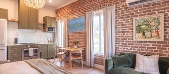 Natchez Charm | 1/1 | Full Kitchen, King Bed, 2 Blocks from Mississippi River