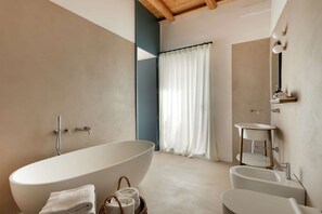 Shower, hair dryer, towels - Tenuta Castione - Luxury tenuta with private pool, 6 bedrooms and running trail  (Polignano a Mare)