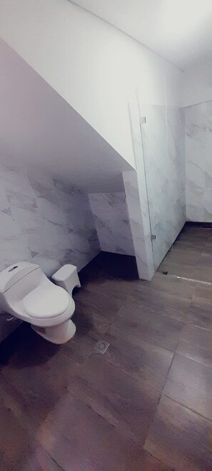 Panoramic Cabin, 1 Queen Bed with Sofa bed, Accessible, Private Bathroom | Bathroom | Free toiletries, bathrobes, towels, toilet paper - Suite Gold Alto De Sion (El Peñol)