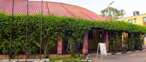 Vista frontal de la propiedad