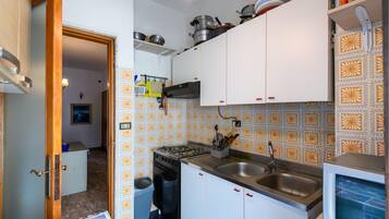 Réfrigérateur, four, plaque de cuisson, cafetiÚre/bouilloire