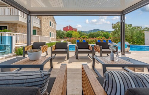 Awesome apartment in Mrljane