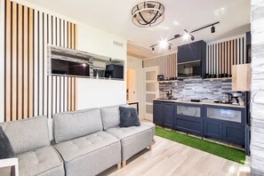 Living area - Vista Charm — Your Lux Oasis Near The Airport. (Orlando)