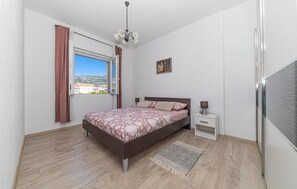 4 soverom, safe på rommet, strykejern/-brett og reiseseng for barn