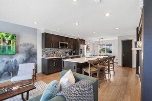 Køleskab, mikrobølgeovn, ovn, kogeplade