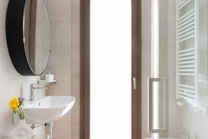 Shower, hair dryer, bidet, towels - Idyllia | Vesta luxury apartment (Roma)