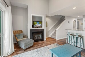 Televisión, chimenea y futbolito