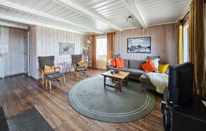 TV, fireplace - Gorgeous home in Rjukan with kitchen (Rjukan)