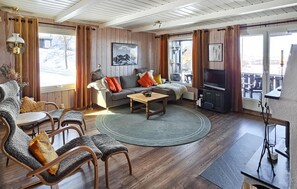 TV, fireplace - Gorgeous home in Rjukan with kitchen (Rjukan)