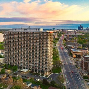 Exterior - Executive Balcony Suite Downtown Detroit (Detroit)