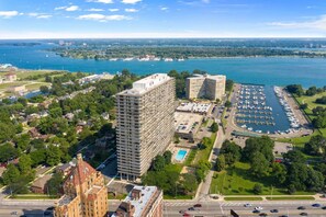 Exterior - Executive Balcony Suite Downtown Detroit (Detroit)