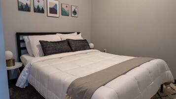 Escritorio, tabla de planchar con plancha, wifi gratis y ropa de cama